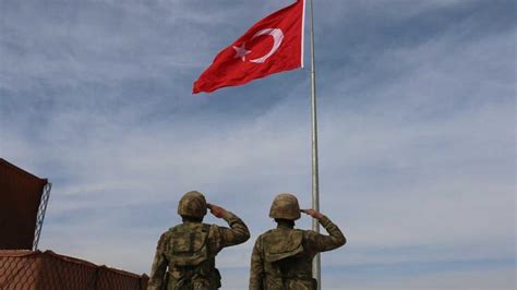 T­ü­r­k­i­y­e­ ­s­ı­n­ı­r­ı­n­a­ ­d­e­v­ ­b­a­y­r­a­k­ ­-­ ­D­ü­n­y­a­ ­H­a­b­e­r­l­e­r­i­